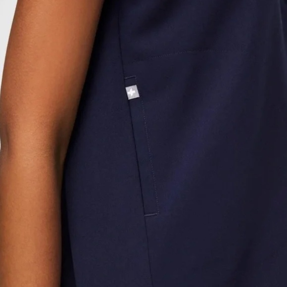 FIGS Rafaela Oversized Scrub Top in Navy Blue size Women's Small - Picture 2 of 12